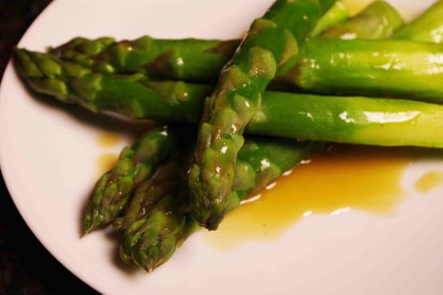 Steamed asparagus with vinaigrette